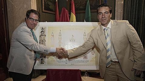 Gregorio Serrano junto al autor del diseño, Joaquín de Alba de la portada de la Feria 2015. J. FLORES
