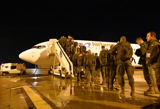 Militares subiendo al avión