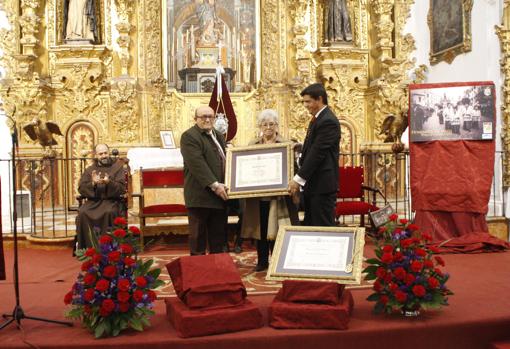 Entrega del título de cofrade ejemplar