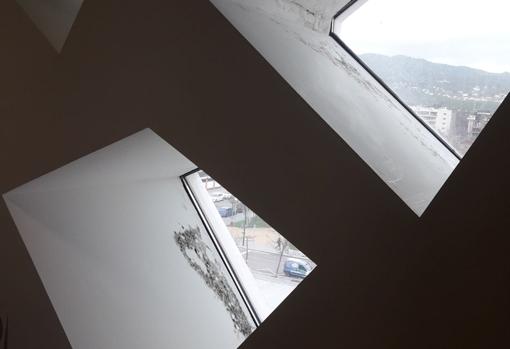 Ventana con moho en la sede judicial
