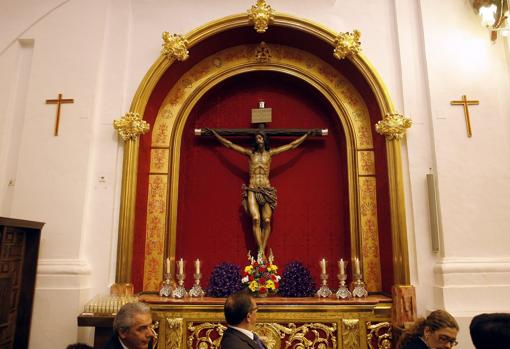 El Cristo de la Providencia, titular de la Obra Pía de la Trinidad, a cuyos pies reposan su cuerpo