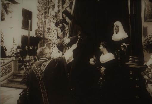 Antonio Gómez Aguilar bendice a las mujeres del paso de la Santa Faz