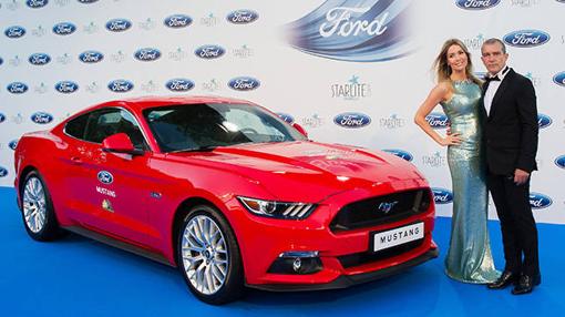 Antonio Banderas y Nicole Kimpel con el Ford Mustang donado