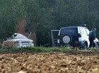 Agente de la Guardia Civil custodiando la entrada de la casa de la víctima en 2015