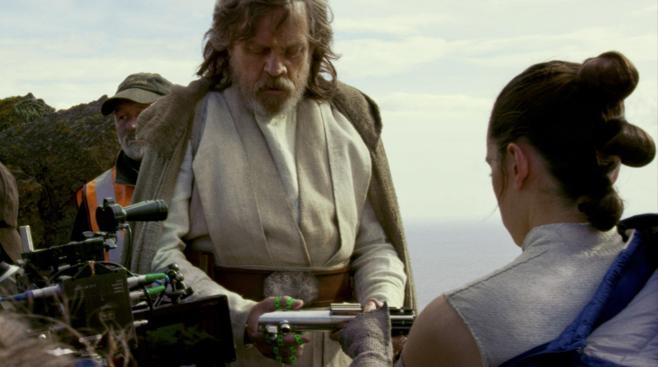 Mark Hamill (Luke Skywalker) y la joven Daisy Ridley (Rey), durante el rodaje de una de las escenas de «Star Wars: Los últimos Jedi»