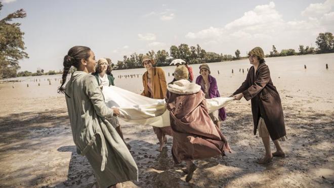 Las alumnas, durante «el manteo del pelele», en el quinto episodio de la segunda temporada; la actividad, propia de Carnaval, hace referencia al cuadro de Francisco de Goya, «El pelele» (1791-1792), del que la maestra Teresa habla en clase