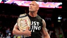«The Rock», con uno de sus títulos de la WWE
