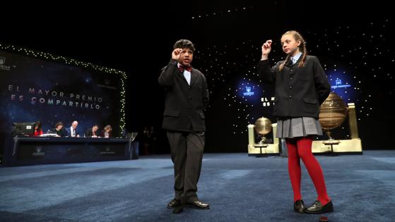 Josué Ariel Guamán y Aroa Patricio muestran el número 06914, dotado con 500.000 euros por serie, 50.000 euros al décimo, el tercer premio del sorteo