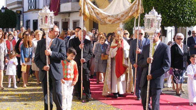 Gines vivió este jueves una esplendorosa procesión del Corpus Christi