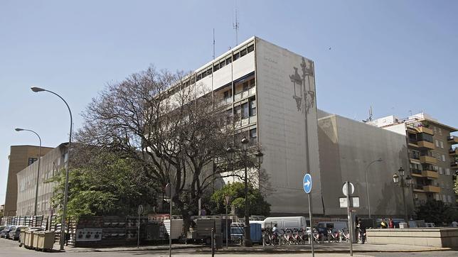 El Ayuntamiento pone vigilancia diaria en la antigua comisaría de La Gavidia