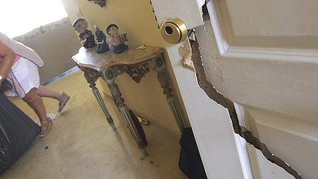 Puerta destrozada de la vivienda donde tuvo lugar la detención