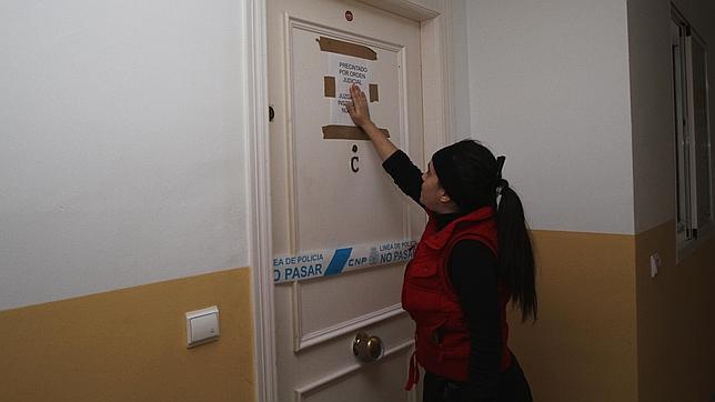 Una vecina, en la puerta del piso donde residían los Caño Bautista