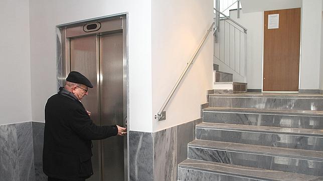 Las personas mayores necesitan ascensor para acceder a su vivienda