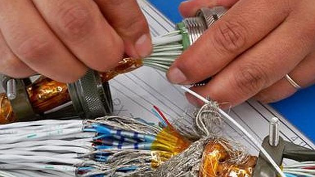 Las trabajadoras de Navair, antes peluqueras, ahora «peinan, trenzan y cortan» cables