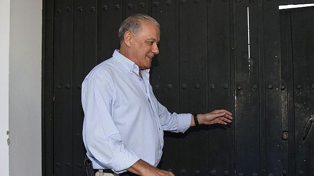 Ojeda entra en su casa tras su puesta en libertad con cargos