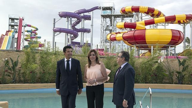 Susana Díaz, el alcalde de Sevilla y el presidente de Looping, Laurent Bruloy, en Isla Mágica