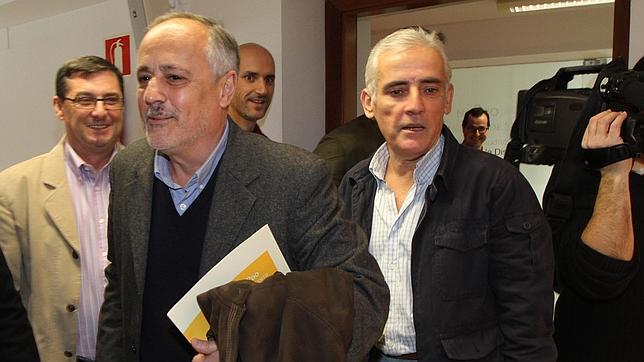 El portavoz y concejal de Izquierda Unida en Sevilla, José Manuel García, junto a su coordinador provincial, Gutiérrez Arregui