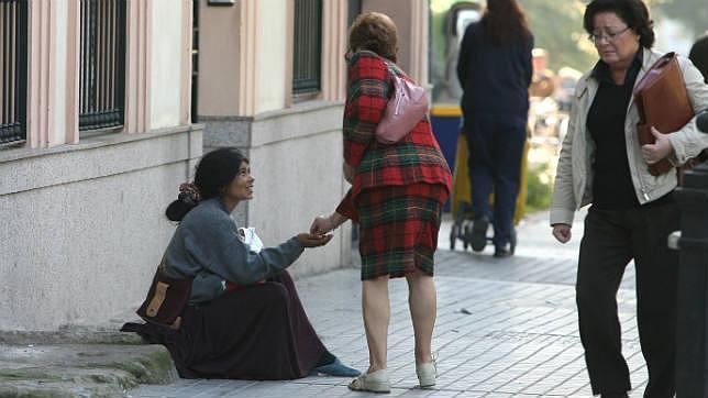 Una rumana pidiendo en la calle con su bebé en brazos