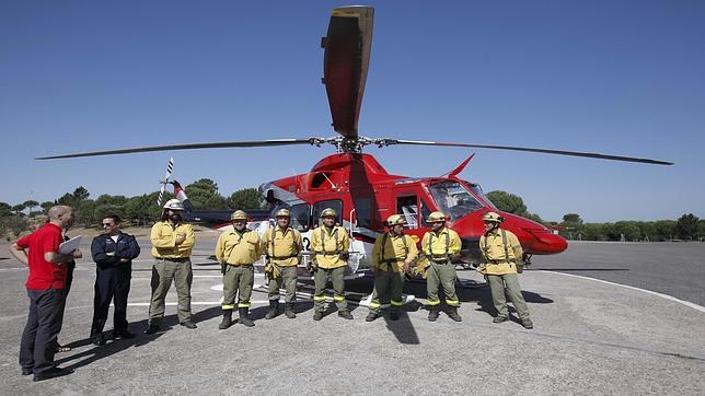 Equipo de especialistas contra el fuego en Los Villares