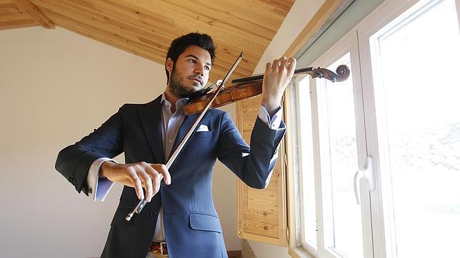 Paco Montalvo, con uno de sus violines