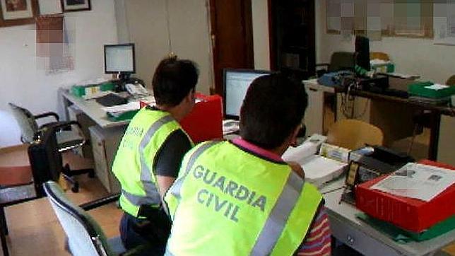 Agentes de la unidad contra delitos informáticos de la Guardia Civil
