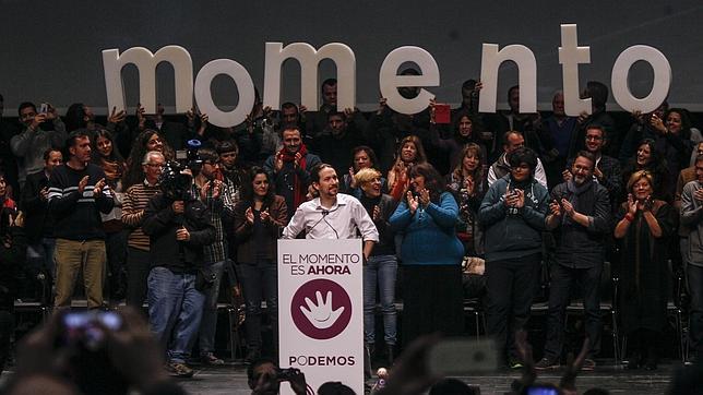 Pablo Iglesias, aplaudido en el mitin de Sevilla