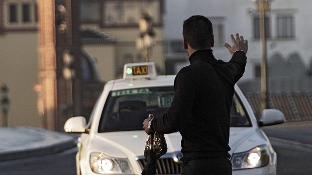 Un hombre llama a un taxi en Sevilla