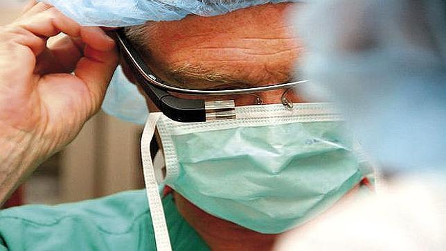 Un médico operando con las Google Glass