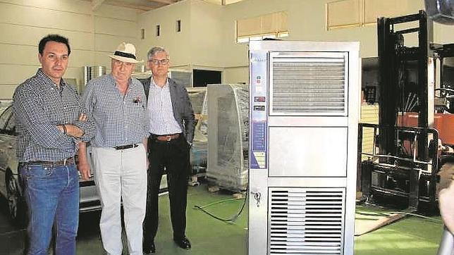 Enrique Veiga, en el centro, es el ingeniero que inventó la máquina