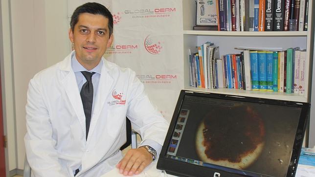 El doctor Antonio Tejera, en su despacho