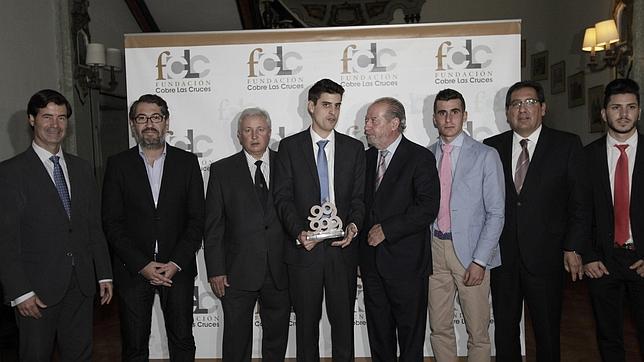 Foto de familia de los premiados con las autoridades y directivos de la explotación minera
