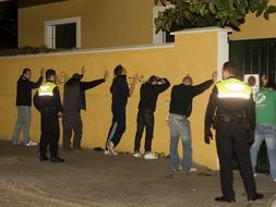 El fiscal pide 4 años a dos hinchas que agredieron a la Policía con bates