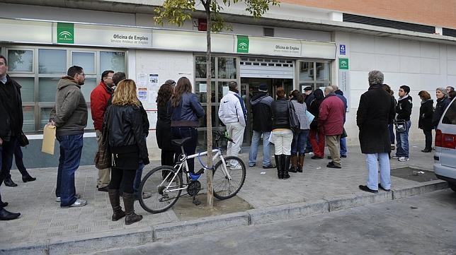 La Junta propone a parados que se vayan a trabajar al extranjero