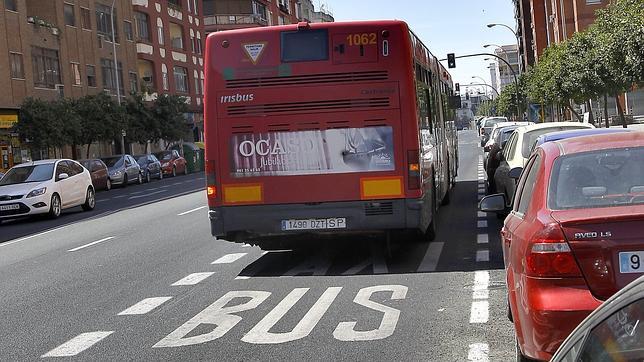 Mas De 60 Avisos A Vehiculos Aparcados En El Carril Reservado Para Transporte Publico