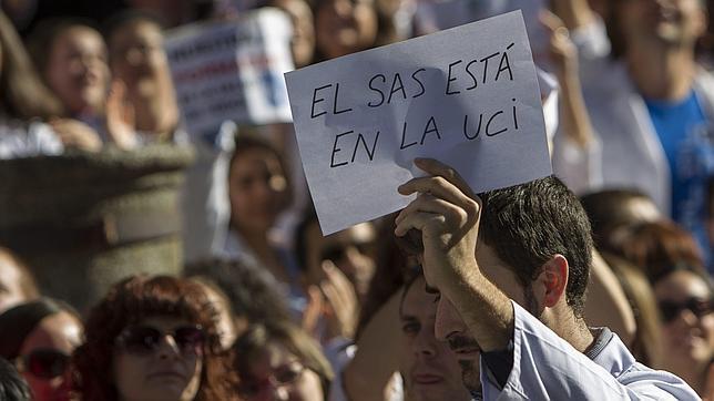 Cacerolada de los médicos residentes contra la gestión la Junta