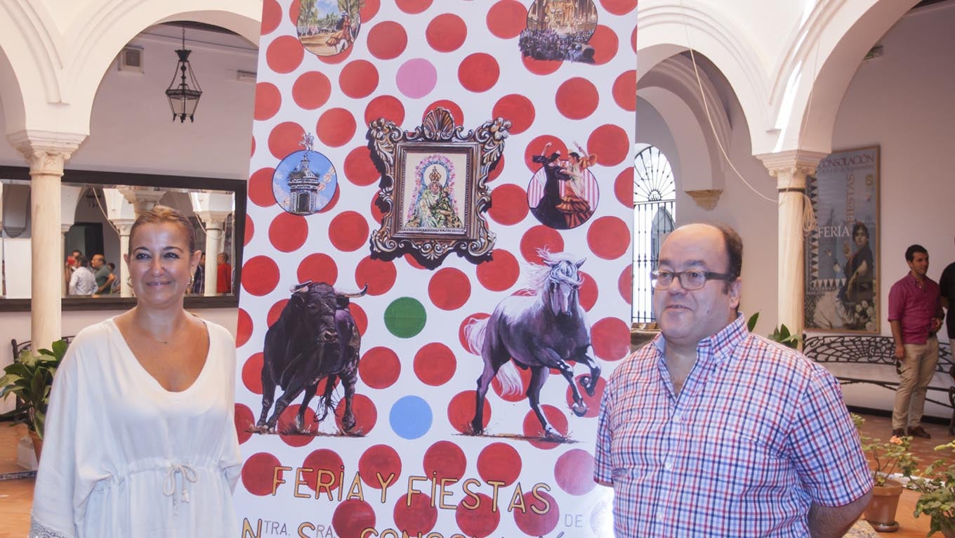 Presentación del cartel con la edil de Festejos y el autor