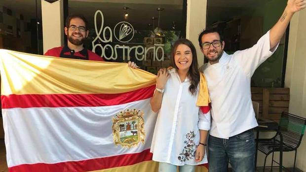 Los tres utreranos posan portando la bandera de Utrera