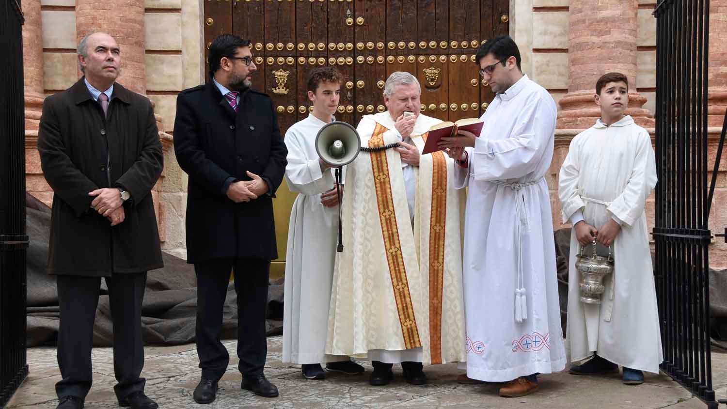El acto de inauguración de la restauración de la puerta del Sol utrerana