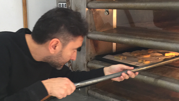 Ricardo H. Vargas, creador de la tipografía, horneando las letras