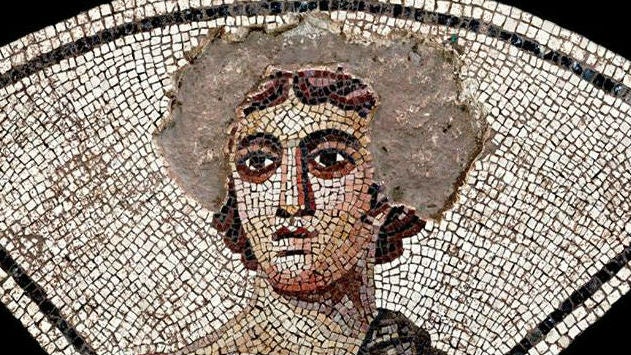 Figura del mosaico de los amores a la que los niños romanos arrancaron teselas