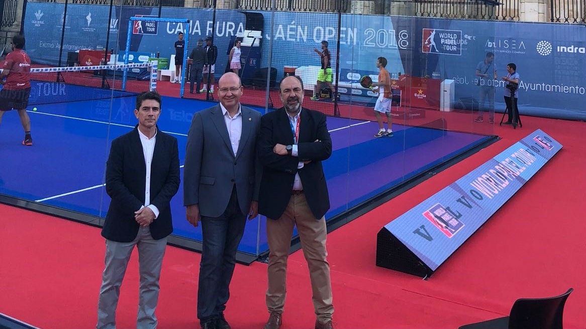 El alcalde de Jaén, en el centro, ante la pista central del torneo, situada junto a la Catedral