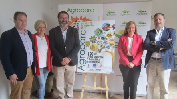 Responsables del Ayuntamiento de Carmona y de la organización en la presentación del cartel de Agroporc
