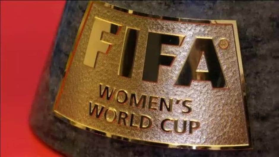 El trofeo de la Copa del Mundo femenina aterriza en París