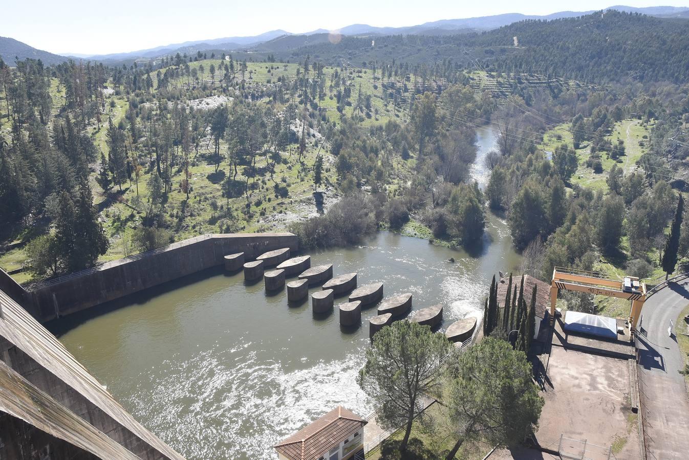 Las espectaculares cataratas de los pantanos de Sevilla