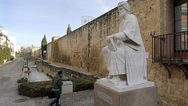 Imagen de la estatua de Averroes en la calle Cairuán