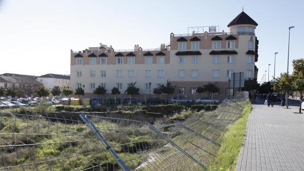 Espacio junto al hotel Hesperia que se quiere usar como aparcamiento