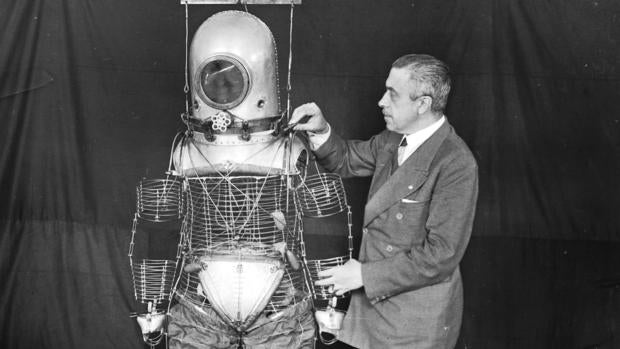 Herrera desarrolló una «escafandra estratonáutica» que posteriormente la NASA adaptó