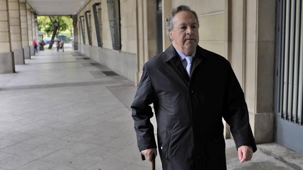 Tomás Pérez-Sauquillo, camino de los juzgados de Sevilla en abril de 2014