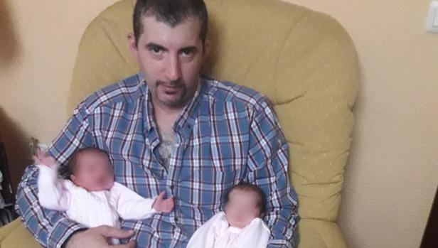 Gonzalo, junto a las dos gemelas que ha dado a luz su mujer