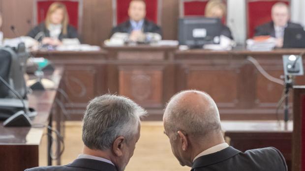 Griñán y Chaves, el pasado miércoles frente al tribunal que va a juzgarles en la Audiencia Provincial de Sevilla